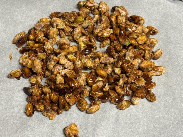 Pistaches caramelisées en train de refroidir sur une plaque