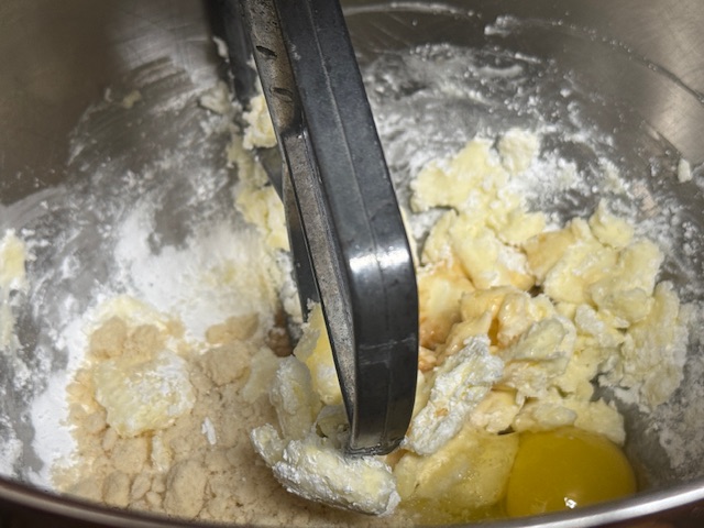 Poudre d'amande et œuf ajoutés à la pâte