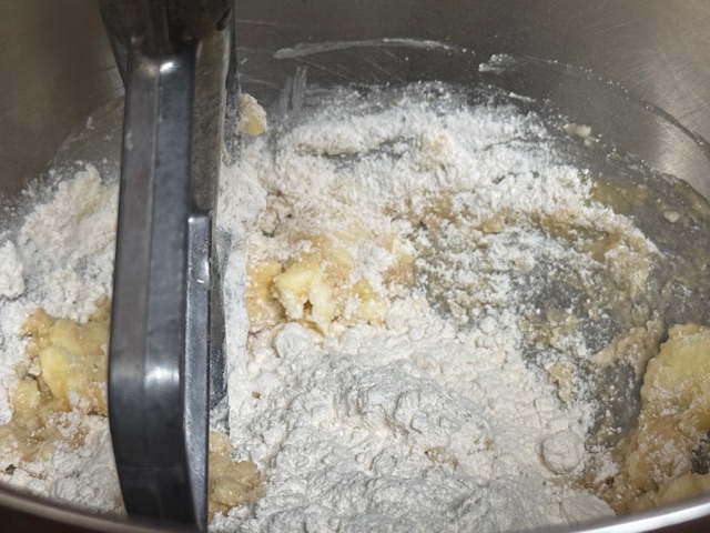 Farine ajoutée au bol