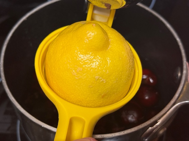 Citron sur la casserole avant d'extraire le jus