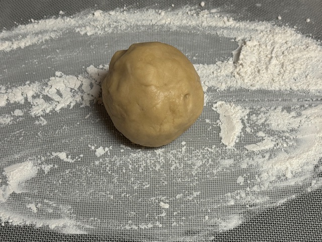 Boule de pâte sur plan fariné