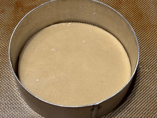 Disque de pâte dans le cercle de pâtisserie