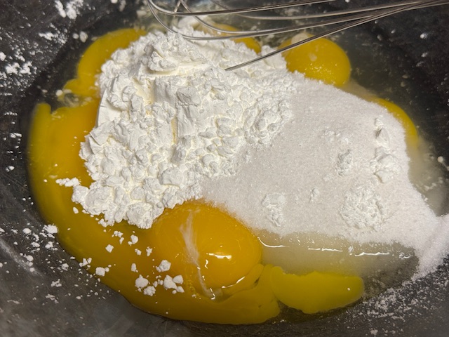 Sucre et maïzena ajoutés au saladier