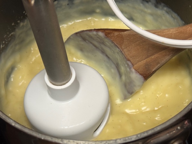 Batteur plongeant dans la casserole
