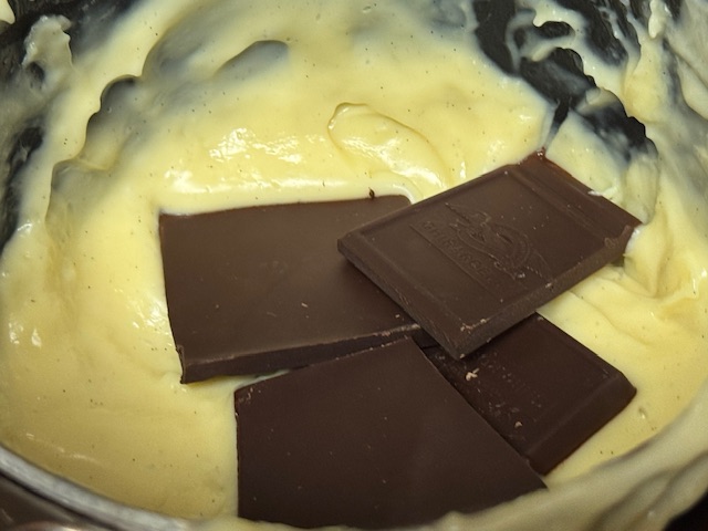 Crème avec du chocolat noir