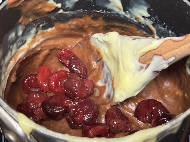 Crème au chocolat avec des cerises