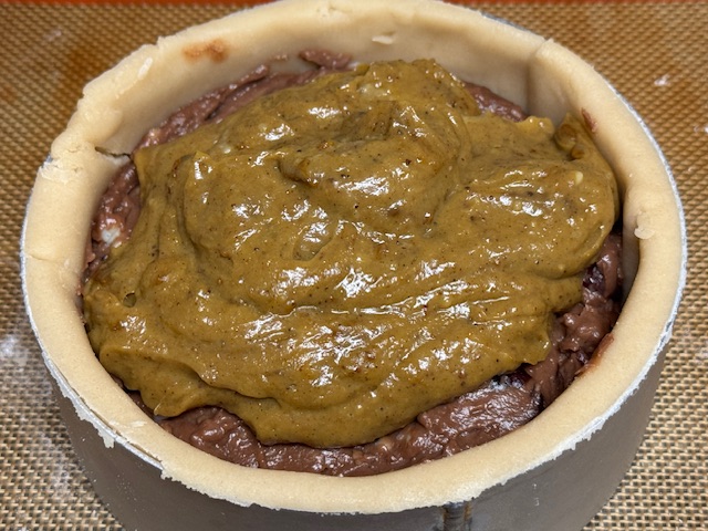 Crème à la pistache au-dessus de la crème chocolat-cerises