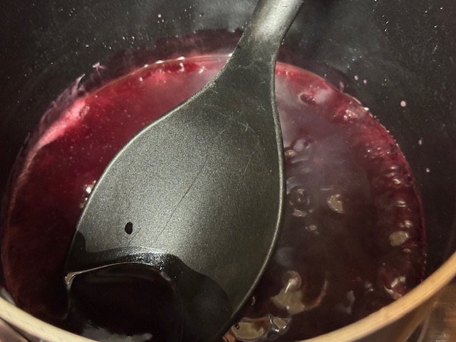 Jus devenu une gelée épaisse, mais toujours bouillante