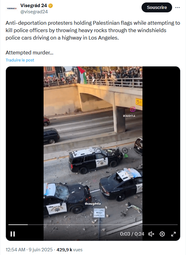 Capture d'écran d'un tweet avec un clip qui montre des voitures policières stationnées sur une autoroute. Des gens sur un pont jettent des pierres sur les voitures. 