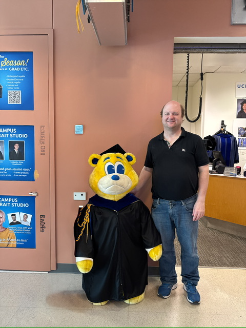 Photo de Justin avec un ours géant en peluche