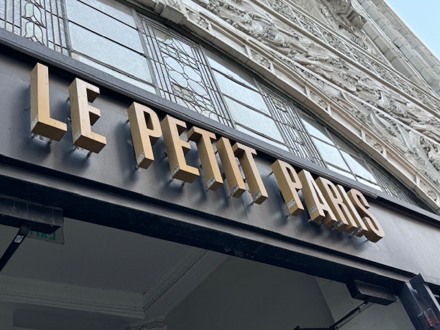 Enseigne du resto Le Petit Paris