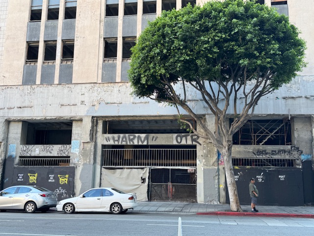 Bâtiment en face du Petit Paris -- les fenêtres sont toutes brisées