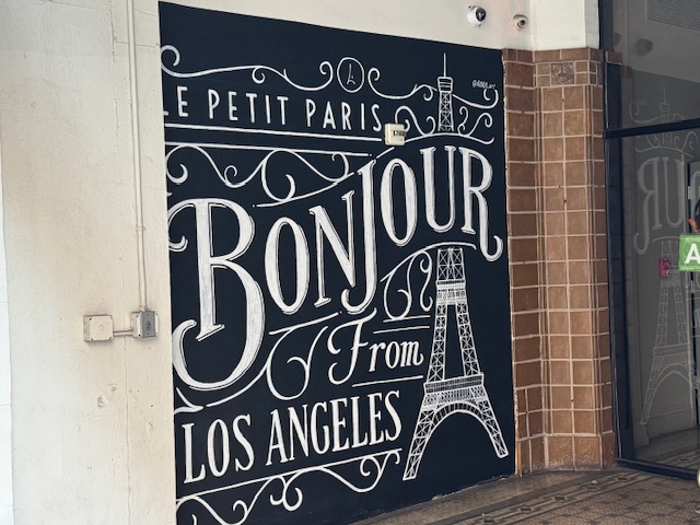 Fresque chez Le Petit Paris qui dit « Bonjour from Los Angeles »