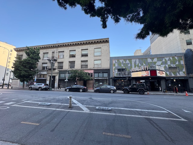 Photo pris de plus loin qui montre le mauvais état du bâtiment à côté du Regent Theater