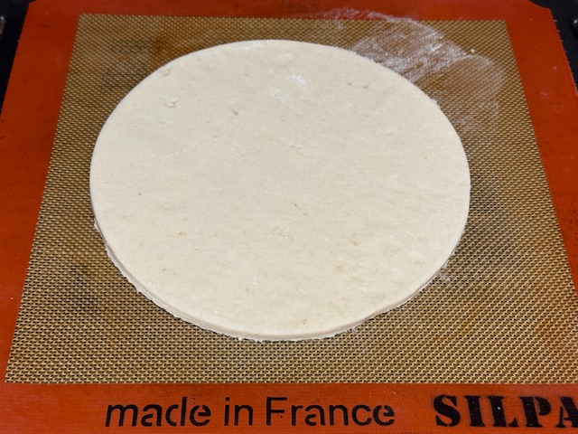 Pâte feuilletée coupée dans un cercle de 23 cm