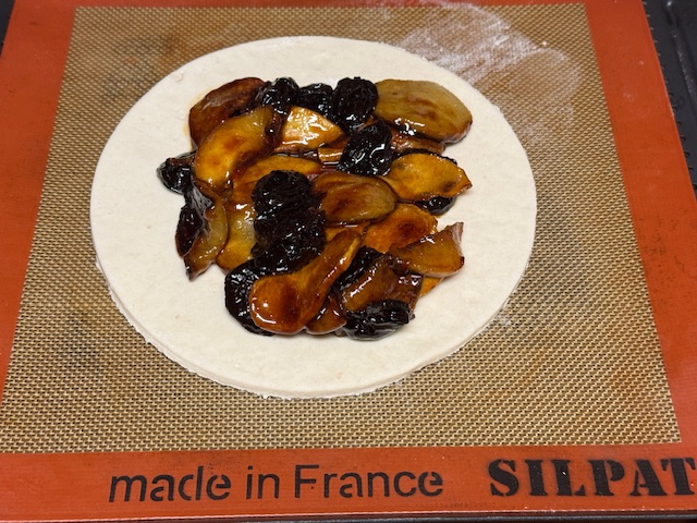 Fruits caramélisés déposés sur un rond de pâte