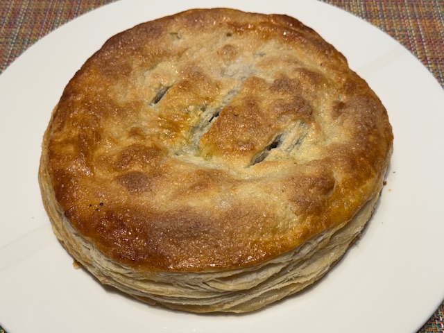Croustade entière sur une assiette blanche