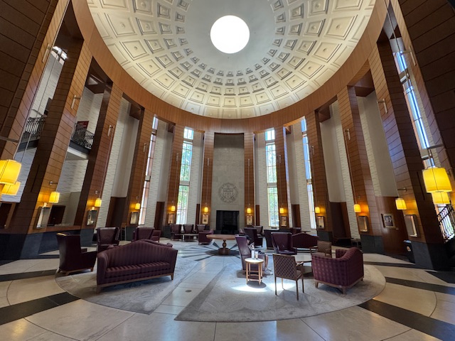 Un accueil qui ressemble à l'intérieur du Panthéon à Rome