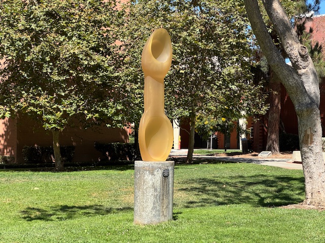 Une sculpture moche en forme de cuillère à deux têtes