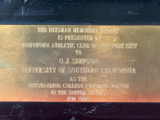 Détail du trophée Heisman d'O.J. Simpson qui montre son nom