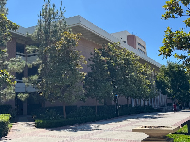 Vieux bâtiment avec des salles de classe