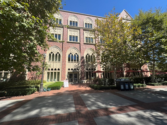 Bâtiment en briques rouges avec des arches gothiques