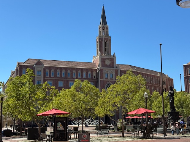 Dortoir avec un clocher du XIXe siècle -- mais construit au XXIe !