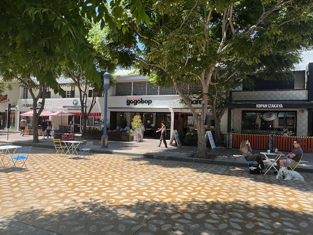 L'avenue Broxton, vue d'un côté à l'autre