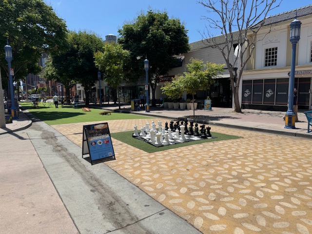 Le centre de la rue, avec un échiquier géant