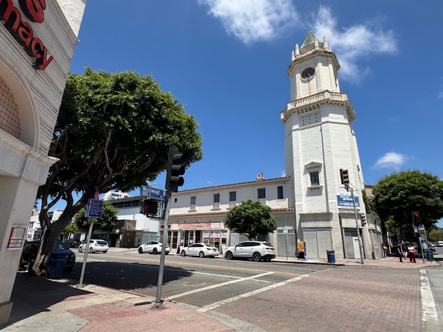 Vieux bâtiment en forme d'église avec un clocher