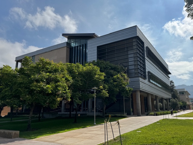 Bâtiment typiquement moderne en béton de UCR