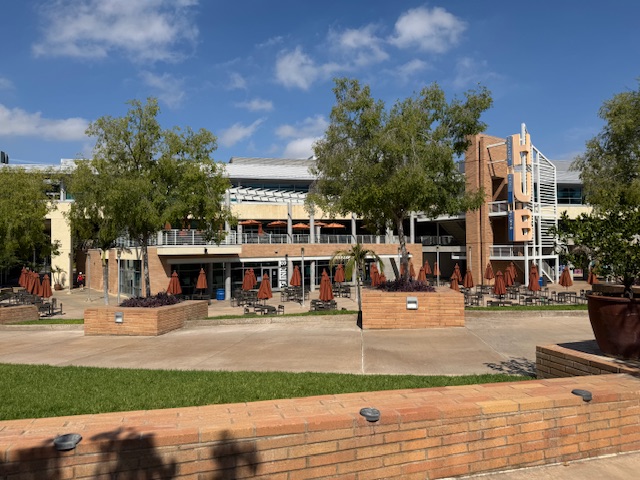 "The HUB", un bâtiment avec de nombreux restos rapides, tous fermés 