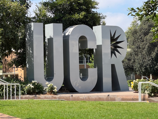 Sculpture des lettres U, C et R, les initiales de la fac