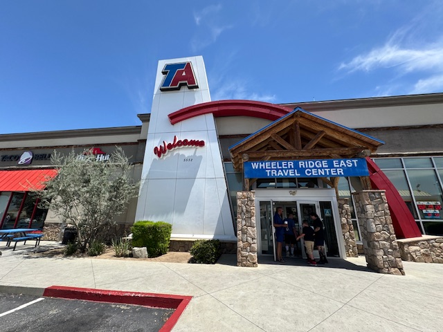 Extérieur de l'aire d'autoroute