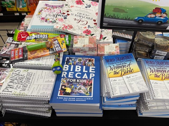 Table avec de nombreux livres sur la Bible