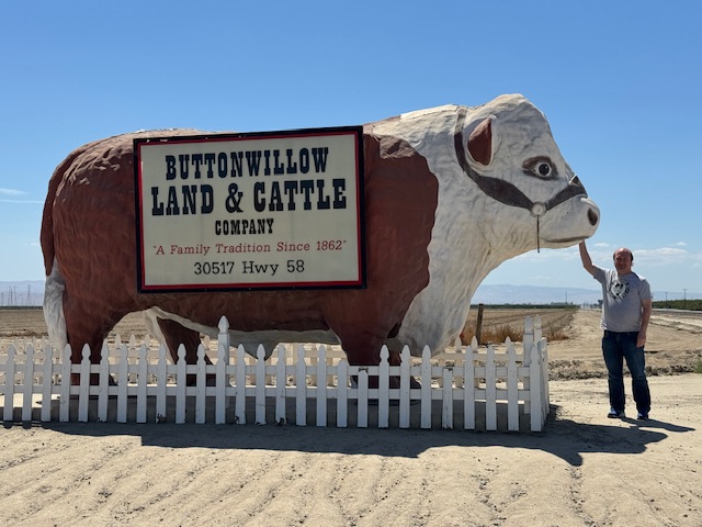 Moi avec une statue géante d'un bouvillon