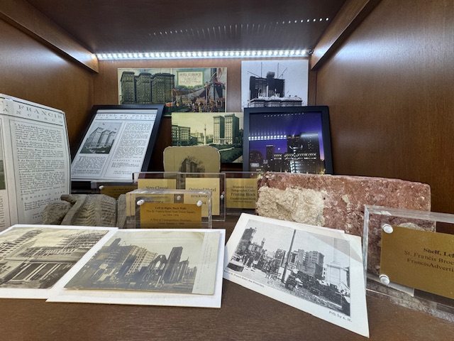 Étagère pleine de pubs et deux vieilles briques