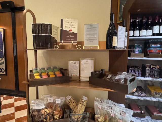 Des macarons et des livres disponibles au café