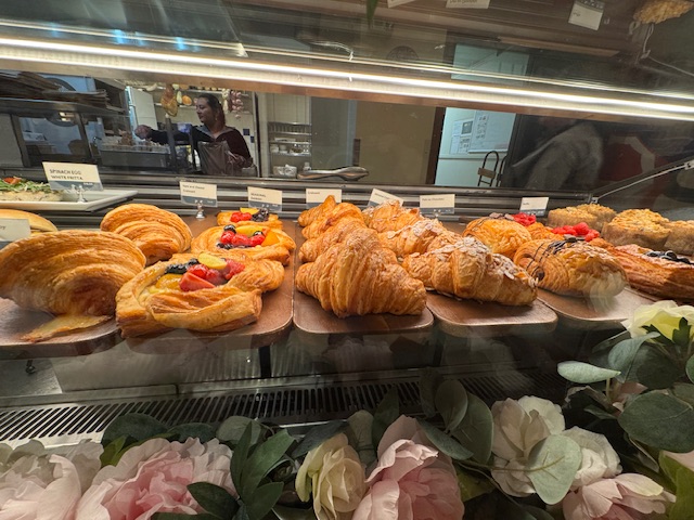 Des pains au chocolat, des croissants, et des Danish