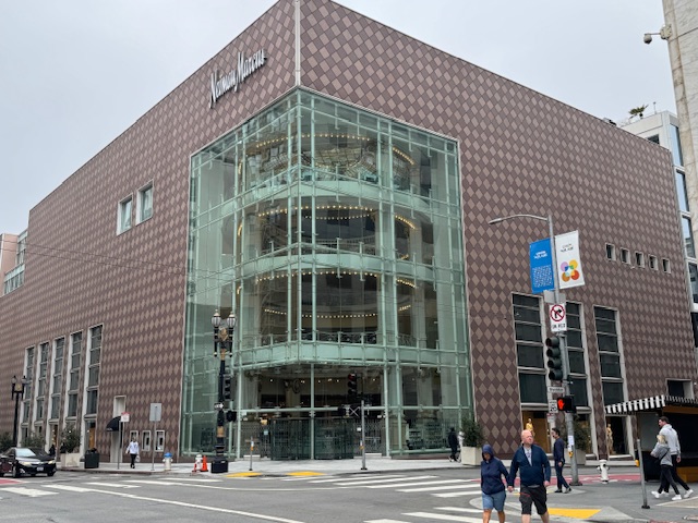 Neiman-Marcus, vu de l'extérieur. Le coin du bâtiment est en verre.
