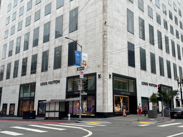 Louis Vuitton au coin de la rue face à Neiman-Marcus