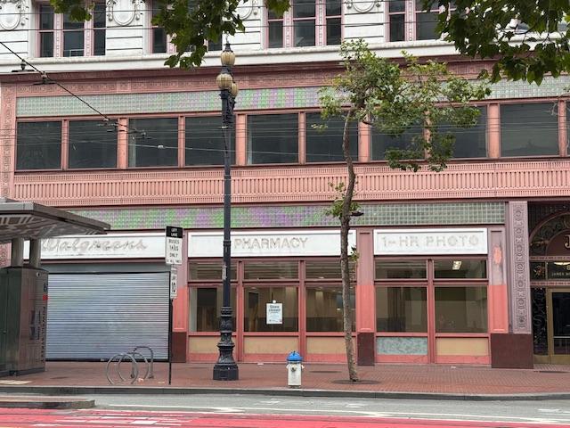 Walgreens vide et fermé -- anciennement une pharmacie de luxe