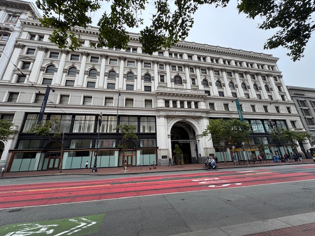 Bloomingdale's -- un magasin encore plus grande que La Coupole des Galeries Lafayette Haussmann, vide et fermé