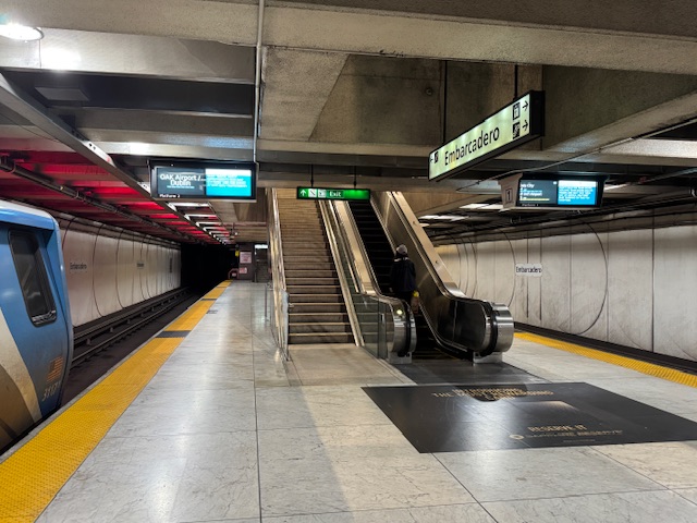 Station de métro, aussi très propre et vide