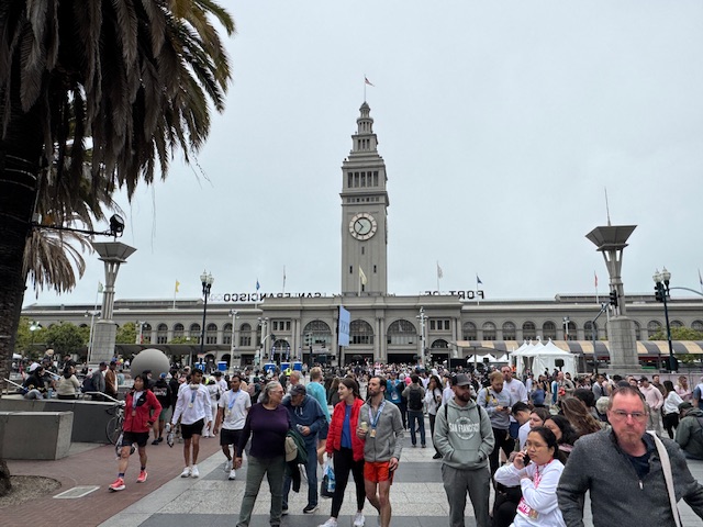 Ferry Building vu de l'extérieur, avec des milliers de personnes en dehors