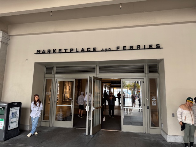 Panneau sur l'entrée pour des ferries qui n'existent plus