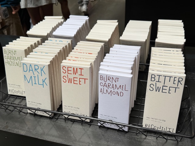 Tablettes de chocolat, toutes emballées 