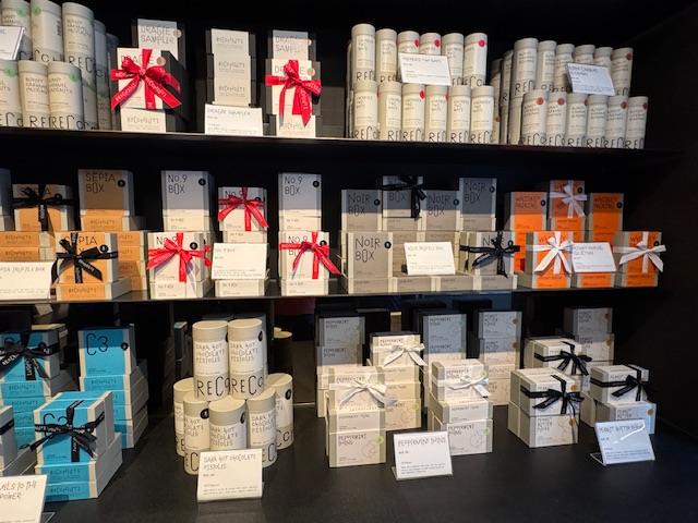 Boîtes sur une étagère 