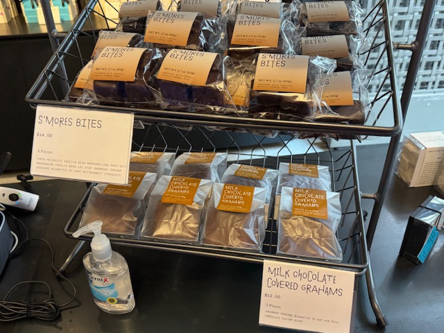 Des brownies et des smores, une sorte de guimauve enrobée de chocolat
