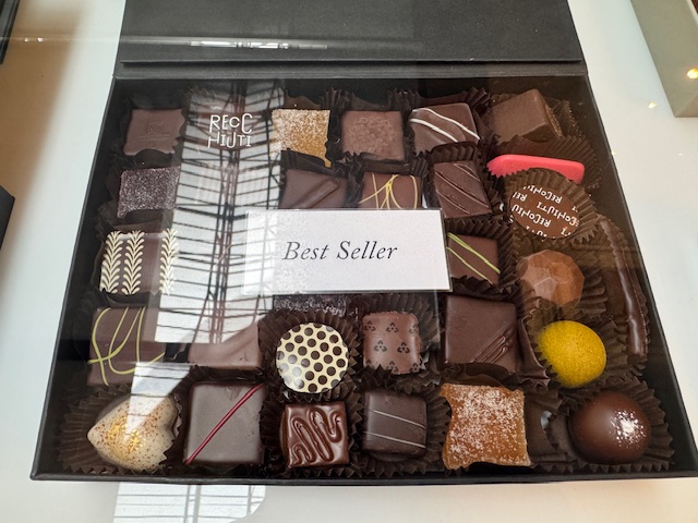 Boîte de chocolats ouverte pour montrer les contenus